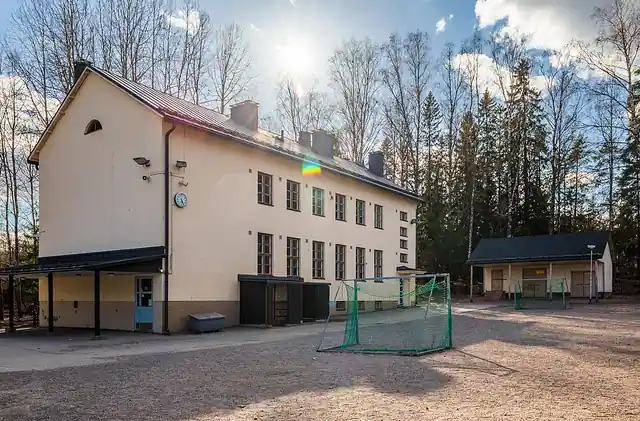 Rajatorpan vanhan koulun hiekkakenttä